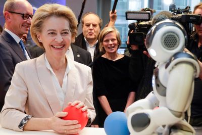 Ursula von der Leyen besøkte et senter for kunstig intelligens ved Brussels frie universitet dagen før hun presenterte EU-kommisjonens digitale strategi.