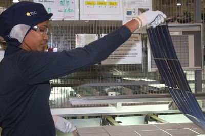 Det aller meste av verdens solceller produseres i Asia. Bildet er fra RECs fabrikk i Singapore.