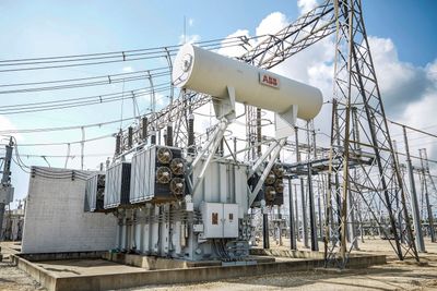 Krafttransformatorer øker spenningsnivået i det norske sentralnettet opptil 420.000 volt for overføring av store energimengder med minimale tap.