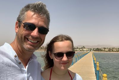 Arne Norheim er glad i å reise på fritiden. Her er han avbildet på ferie i Egypt med sin datter Ingrid.