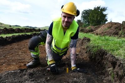 Arkeologen trenger ofte hjelp av en gravemaskin, blant annet til sjakting.
