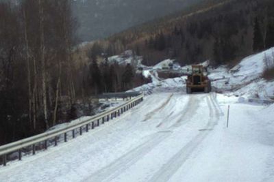 Riksvei 15 i Lom ble tatt av snøskred klokken 07.10 tirsdag 25. februar 2020.