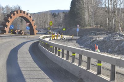 Strekningen Mjøndalen-Langebru, midtrekkverk og belysning, blir ferdig på under ett år.