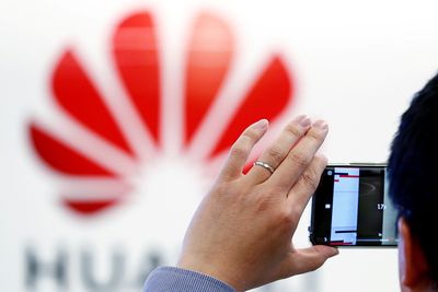 Huawei kunngjør at de vil bygge en fabrikk for produksjon av utstyr til europeiske mobilnett i Frankrike. Nøyaktig hvor, er ikke oppgitt foreløpig.