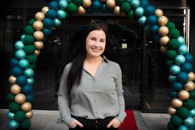 Julie Amundsen fikk jobb i Atea som 22-åring i 2018, like etter endt studium. Da startet hun i en stilling som account manager, men er nå prosjektleder i markedsavdelingen. Her fra åpningen av Ateas nye hovedkontor på Hasle 24. februar.