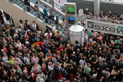 Hundretusener er ventet til tech-festivalen SXSW i Austin, som ikke vil avlyse til tross for økende press.
