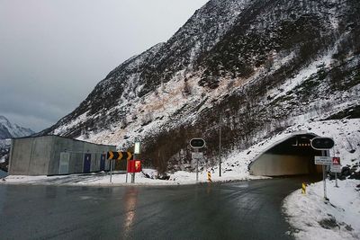 Den 1517 meter lange Sifjordtunnelen er del av fylkesvei 232 på Senja kommune i Troms.