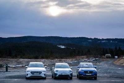 Audi E-Tron, Kia E-Niro og MG ZS er tre av et rekordhøyt antall elbilmodeller som nå er tilgjengelig. Det viktige spørsmålet er ikke om disse av og til lades med kullkraft i dag. Det sentrale poenget er hvor lite utslipp vi kan klare å ha fra bilparken om ti år, skriver TUs redaktør Ole Petter Pedersen i denne kommentaren.
