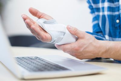 Å bruke tastaturet effektivt kan i noen tilfeller være med på å redusere belastningen på armene, siden du i mindre grad bruker musa for å kontrollere datamaskinen.