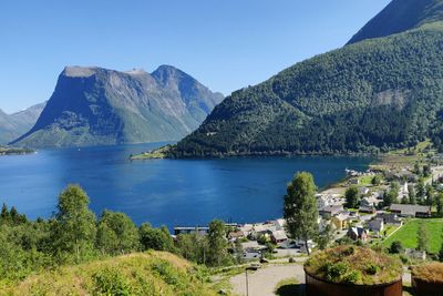 Mellom Sæbø, bygda til høyre og Urke, inn fjorden til venstre i bildet, skal det legges sjøkabel for å levere fiberbasert bredbånd til bygdene under Sunnmørsalpene.