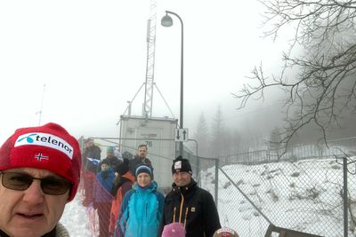 Dekningsdirektør Bjørn Amundsen foran noen av de noen tusen publikummere og den mobile basestasjonen nær Midtstubakken i Holmenkollen søndag.