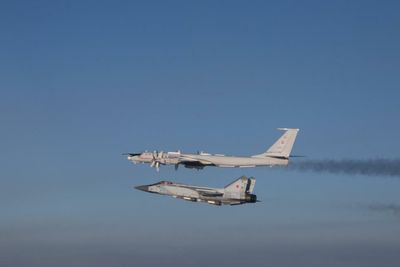 Et russisk MiG-31 Foxhound og et Tu-142 Bear J utenfor norsk luftrom på morgenen 7. mars.