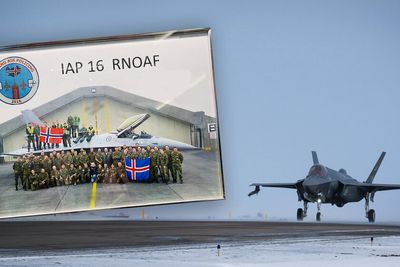 Etter fire års pause, der Luftforsvaret har hatt nok med innfasing av nye kampfly, har de nå i mars igjen tatt på seg «Iceland Air Policing»-oppdraget. Bildet med F-16 viser detasjementet i 2016 og henger på veggen på messa på Keflavik.