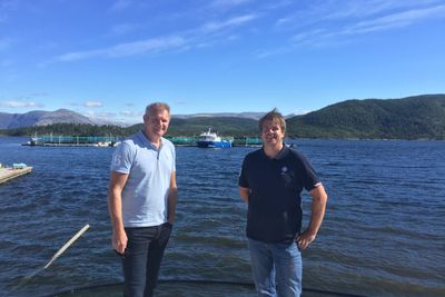 Anders Næss (til venstre) står for flest oppfinnelser innen akvakultur de siste ti årene. Trond Otto Johnsen (til høyre) er medoppfinner av flere av patentene. Her står de foran det lukkede oppdrettsanlegget der patentene blir satt i live utenfor Brønnøysund i Nordland.