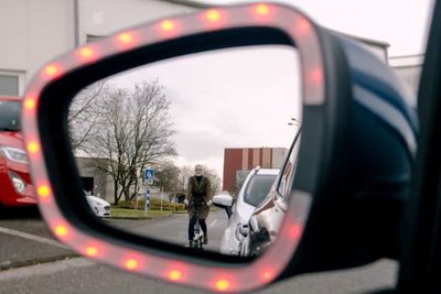 Røde blinkende lys på speilet og en høy alarm skal varsle bilførere og passasjerer om at det er en sykkel innenfor faresonen til bilen. 