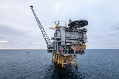 Martin Linge-feltet i Nordsjøen skulle egentlig startet produksjonen for nesten fire år siden. Fortsatt er det et stykke igjen til plattformen får olje på dekk, i et utbyggingsprosjekt hvcor det stadig dukker opp nye problemer.