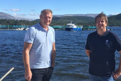 Anders Næss (til venstre) står for flest oppfinnelser innen akvakultur de siste ti årene. Trond Otto Johnsen (til høyre) er medoppfinner. Her står de foran det lukkede oppdrettsanlegget der patentene blir satt i live utenfor Brønnøysund i Nordland.