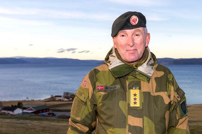 Generalløytnant Rune Jakobsen, sjef for Forsvarets operative hovedkvarter, sier militærøvelsen måtte avbrytes etter at smittesituasjonen gikk over i en ny fase.