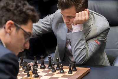 Da Fabiano Caruana utfordet Magnus Carlsen i forrige VM-match, var Alpha Zeros resultater så vidt kjent, men spillestilen var ikke studert. Siden den gang har det nevrale nettverkets dynamiske spill satt et preg på toppsjakken.