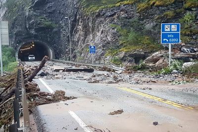 E16 mellom Voss og Bergen er en krevende strekning hvor det ofte går ras, som her ved  Bolstad.