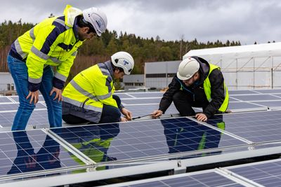 Reber Saley, Ulrik Rør og Carl Christian Strømberg i Solcellespesialisten inspiserer sitt eget solcelleanlegg.