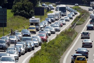 Tyskerne slipper ut mindre CO2, men mer kjøring bidrar til at det slippes ut mer CO2 fra trafikken.