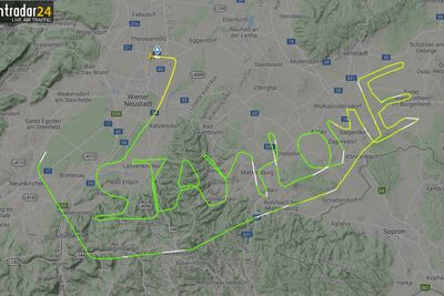 Et småfly i Østerrike ga denne beskjeden til verden ved sin navigasjon: Stay home (bli hjemme).