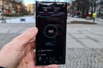 Veldig rask: Når vi målte ytelsen på Telenors 5G-testbasestasjon i Spikersuppa i Oslo sentrum fikk vi en svært imponerende nedlastingshastighet. Det lover godt for den nye teleteknologien, selv om det gjenstår masse før den kan kalle seg moden.