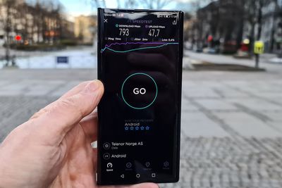 Veldig rask: Når vi målte ytelsen på Telenors 5G-testbasestasjon i Spikersuppa i Oslo sentrum fikk vi en svært imponerende nedlastingshastighet. Det lover godt for den nye teleteknologien, selv om det gjenstår masse før den kan kalle seg moden.