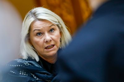 Justis- og beredskapsminister Monica Mæland (H) lover at det ikke skal innhentes opplysninger fra Clearview AI før de rettslige rammene for tjenesten er klarlagt.