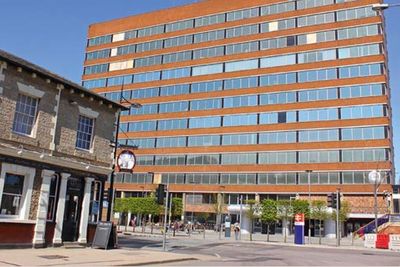 Et radisjonelt engelsk bygg og et nyere bygg i byen Swindon brukes i rapporten som eksempel på motsetninger som nå skal fjernes.