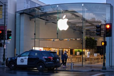 Apple er blant de mange bedriftene i Silicon Valley som stengte butikkene etter oppfordringen om at folk må holde seg hjemme ble gjort kjent.