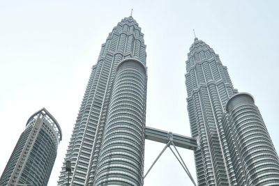 Et landemerke i hovedstaden Kuala Lumpur, Petronas Twin Towers, der Axiata har hovedkvarter. 