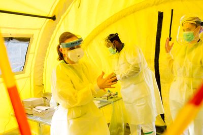 Et stort antall helsearbeidere gjør en heltemodig innsats ved at de står for testing og analyser av prøver for å kartlegge smitten av SARS-CoV-2 som er det nye navnet på koronaviruset. Her er det medisinstudenter ved et testmottak i Bergen.    