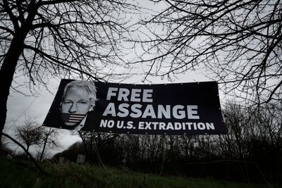 Det har vært mange demonstrasjoner for å få frigitt Julian Assange. Nå vil advokatene hans at han skal løslates mot kausjon på grunn av smittefare. Arkivfoto.