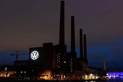 Kraftstasjonen ved Volkswagens fabrikk i Wolfsburg etter at produksjonen ble stengt ned forrige uke.