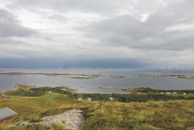 Bunnfast havvind kan gi 1 TWh ny kraft i Møre og Romsdal. Nærmeste vindturbin vil ligge cirka seks kilometer fra bebyggelsen på Harøya og Finnøya i Sandøy kommune. 