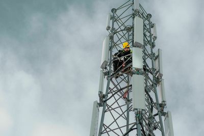 Mobiloperatørene jobber iherdig med å rulle ut 5G i år. Planene kan bremses av virus. Her fra montering i en mast hos Ice.