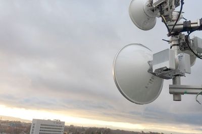 Et eksempel på radiolinje, her fra Telias bygg i Nydalen der det skytes det med en 2,1 GBit/s radiolinje til Bjølsen studentbyvia 38 GHz-båndet. Nå skal enorme mengder frekvenser til radiolinje under hammeren.