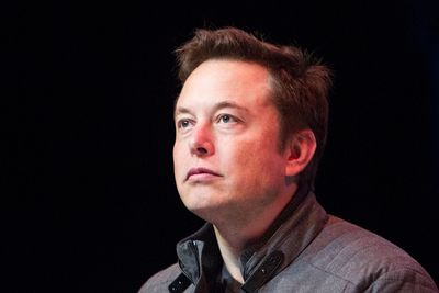 Gründer og toppsjef Elon Musk i Tesla er godt under 50 år. Kanskje det nettopp er derofor han både er investerings- og endringsvillig? Illustrasjonsfoto.