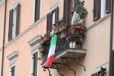 Den nasjonale nedstengningen av Italia har ført til at mange har behov for statlige støtteordninger. Bildet er tatt i Roma 28. mars.