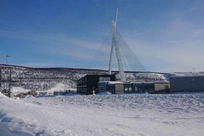 Etter påske starter arbeidene opp igjen på Tana bru, selv om vinteren fortsatt er hard på anleggsstedet.