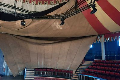 Sånn ser det foreløpig ut i den største konsertsalen på Samfundet i Trondheim. Strieduken, som er malt rødstripete, er i ferd med å rase sammen og ta med seg en god del teknisk utstyr på veien.