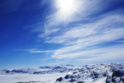 Noen av dagene i påsken får vi et veldig tynt lag med beskyttende ozon over store deler av landet. Forskerne har aldri sett et så stort tidligere. Befolkningen blir oppfordret til å bruke solkrem utendørs, spesielt hvis det ikke er skydekke.