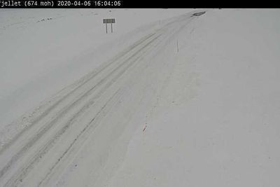 Slik så det ut ved Vegvesenets webkamera på Saltfjellet mandag. Her har veien vært stengt 76 ganger hittil i vinter. Den gamle rekorden er 49.