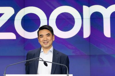 Kineseren Eric Yuan har bygd opp Zoom til å bli et milliardselskap. Zoom-eieren er i dag god for nærmere 70 milliarder kroner. Yuan styrte tidligere skuta i WebEx, Ciscos egen konferanseløsning.