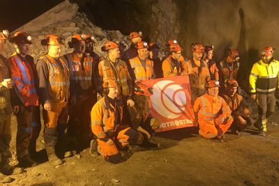 Slørdalstunnelen, som er en del av Årstfjordkryssinga på Lakseveien, ble drevet i et arbeidsfelleskap mellom Metrostav og Bertelsen & Garpestad.. 