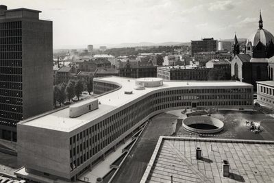 Eksteriørfoto av Y-blokka i Regjeringskvartalet. Arkitekt Viksjø vant arkitektkonkurransen i 1939. Høyblokka i kvartalet sto ferdig i 1958, mens Y-blokka ble føyd til i 1969.