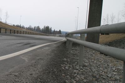 Rekkverkene på E16 Kløfta-Nybakk på Romerike hører med i kontrakten. 