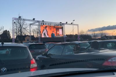 En lokal eiendomsutvikler i Tønsberg satte opp en drive in-kino da utbyggingen stoppet opp. Kreativ bruk av eksisterende teknologi.